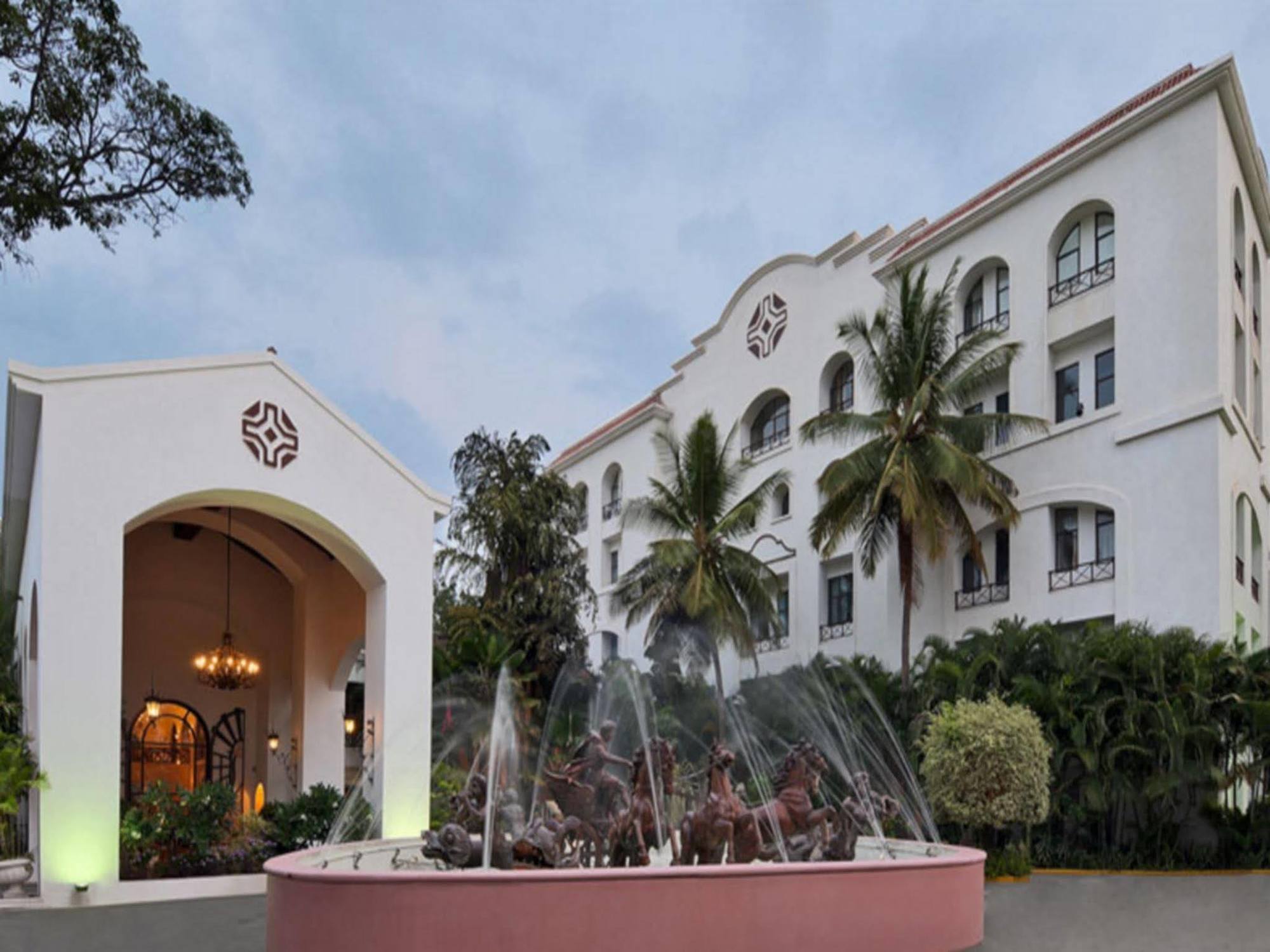 The Golden Palms Hotel & Spa Chik Banavar Ngoại thất bức ảnh